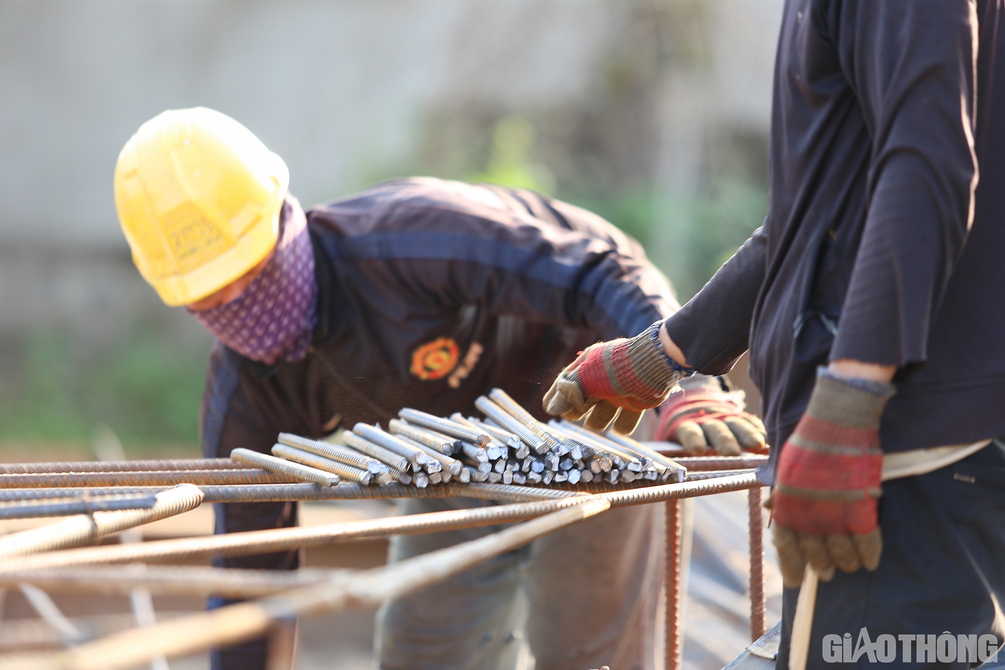 Bên cạnh tiếp nước, các công nhân thi công trên công trường còn tự trang bị nhiều đồ dùng để tránh nắng mũ vành, khăn bịt mặt… Một công nhân của Tập đoàn Cienco4 tếu táo: Không chỉ có chị em mới dùng khăn bịt mặt, công nhân công trường mùa này cứ như ninja.