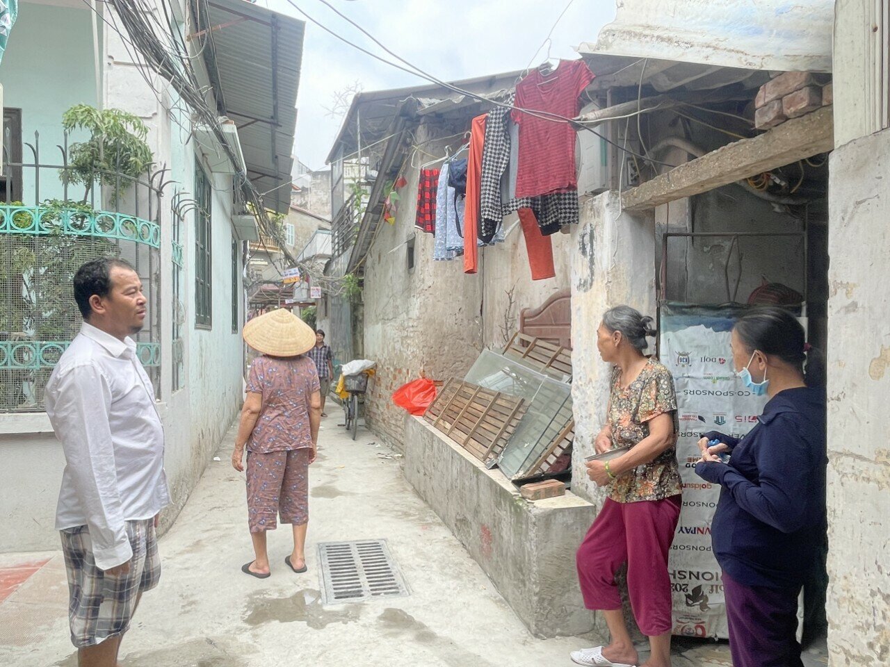 Ngõ 121 phố Lê Thanh Nghị (TP Hà Nội) được biết đến với cái tên xóm chạy thận. Đây được coi là nơi tá túc của hơn 100 bệnh nhân phải chạy thận thường xuyên tại Bệnh viện Bạch Mai và một số bệnh viện xung quanh.
