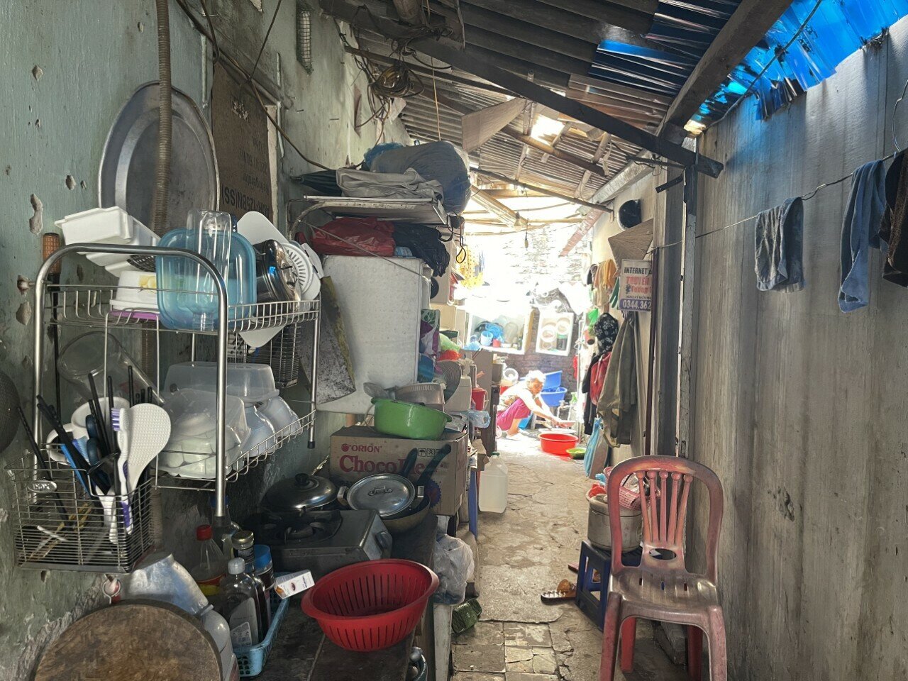 "Biết là phải sống trong không gian ngột ngạt, nóng bức nhưng cũng phải chấp nhận để tiết kiệm chi phí, cũng không muốn các con phải nặng gánh nhiều", bà Hoài chia sẻ.