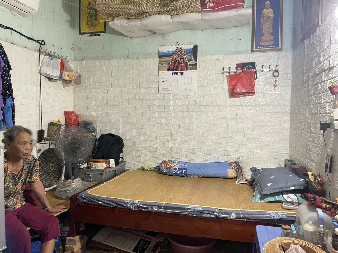 Những căn phòng trọ khu vực này chỉ có diện tích từ 8 - 10m2/ phòng, mỗi phòng có 2 - 3 người ở. Trước cái nắng nóng gay gắt tại Thủ đô những ngày gần đây, các căn phòng trọ mái pro xi măng, thậm chí mái tôn, mái nhựa càng thêm ngột ngạt.