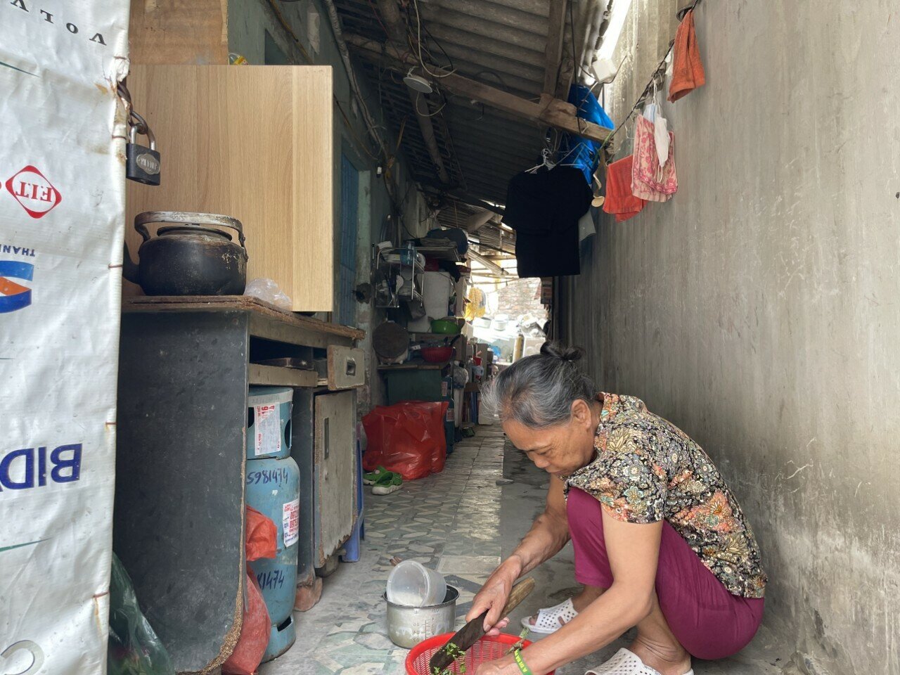 Bà Dương Thị Hoài (69 tuổi, quê Nam Định) cho biết: "Căn bệnh suy thận đã đeo bám tôi 20 năm nay, cũng là khoảng thời gian tôi sống tại nơi này, mỗi mùa hè đến dường như là nỗi sợ của cả xóm. Một, hai năm nay được các nhà hảo tâm mua tặng chiếc điều hòa nhưng cũng không dám bật nhiều vì phải tiết kiệm điện".