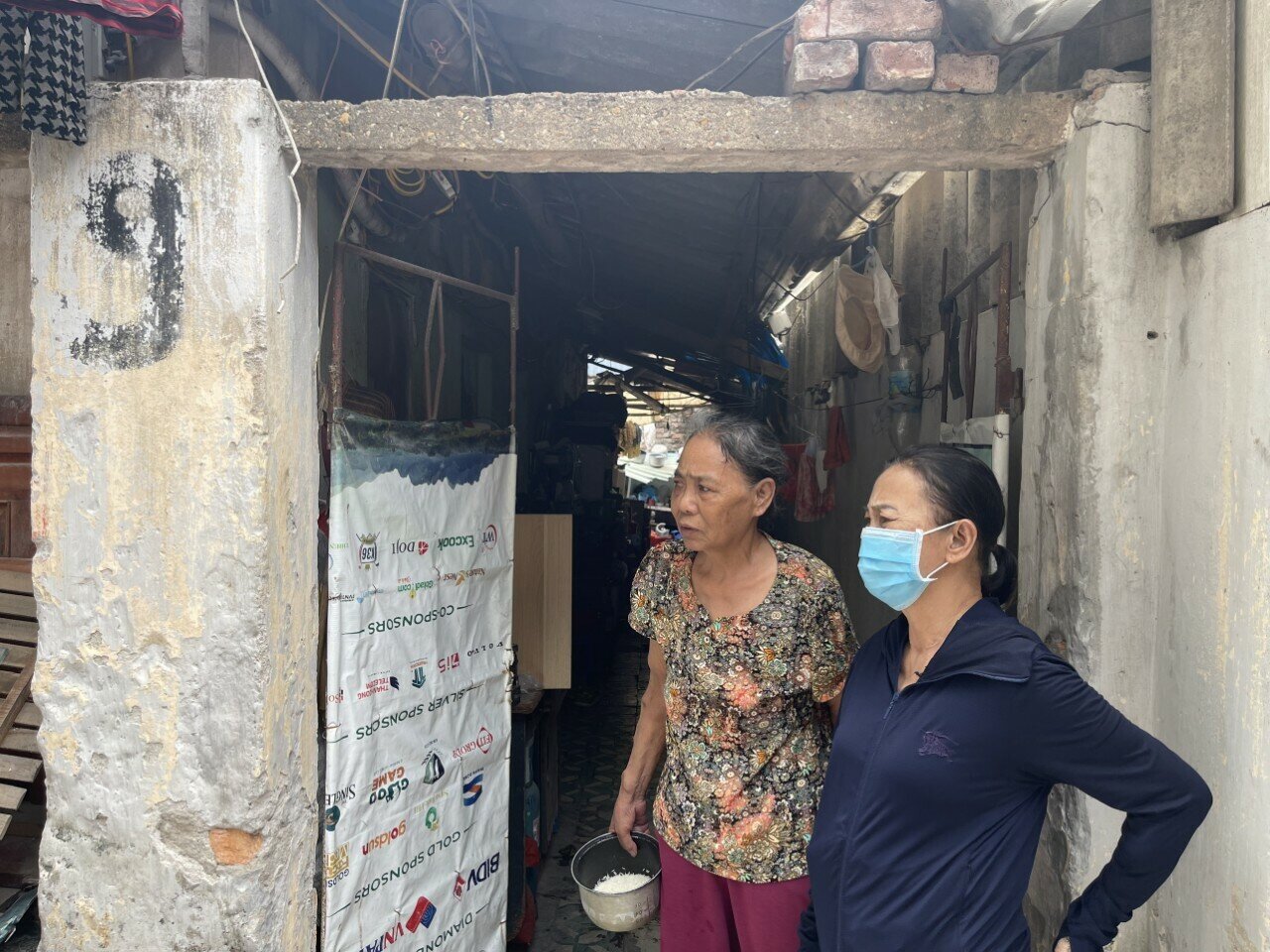Dù đại đa số có hoàn cảnh khó khăn, cuộc sống vất vả nhưng xóm chạy thận luôn đầy ắp tình người, họ luôn san sẻ giúp đỡ nhau, động viên nhau chiến thắng bệnh tật.