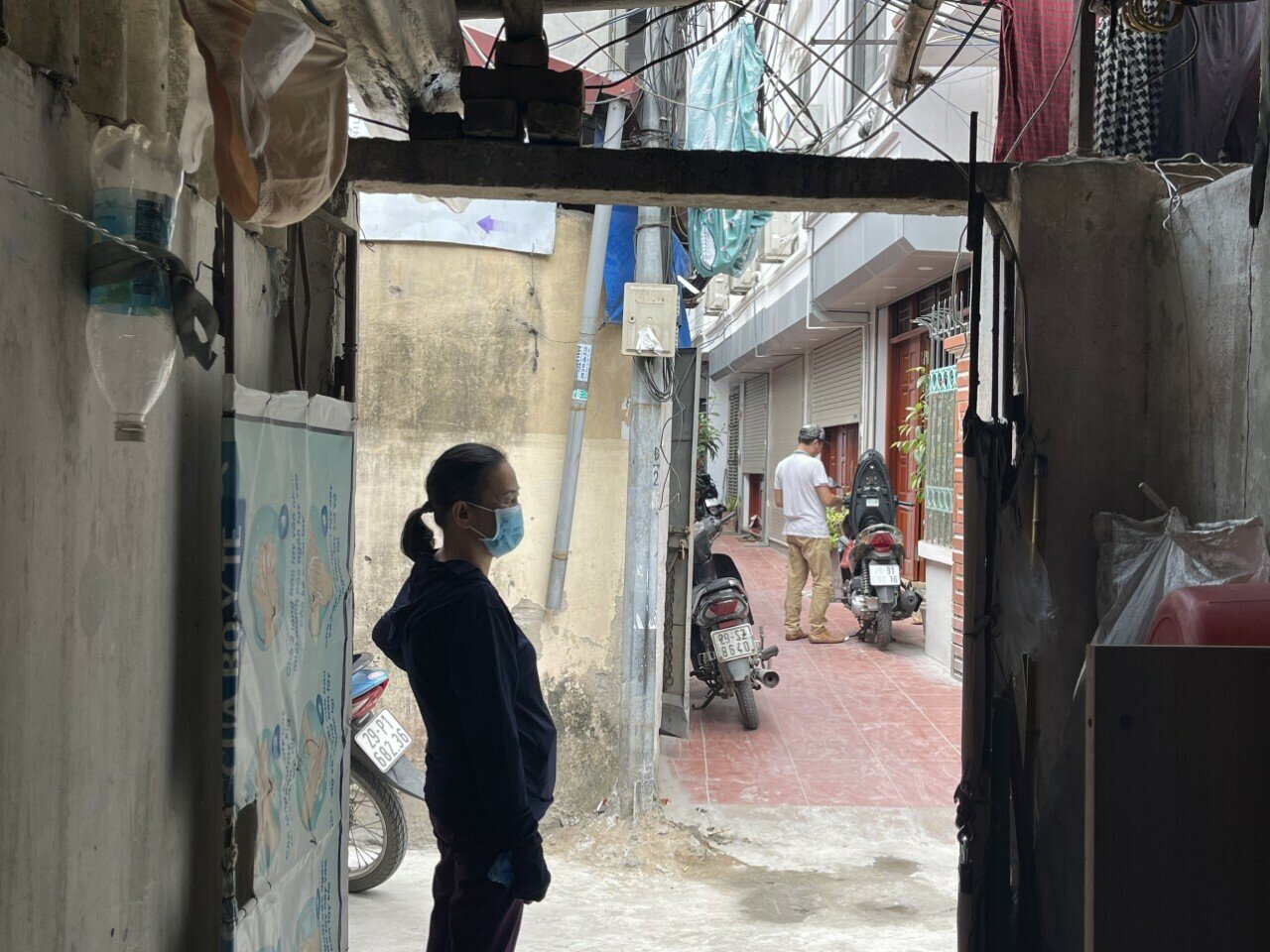 Cô Trần Thị Nga tâm sự: "19 năm chống chọi với căn bệnh suy thận,  được coi là người đồng hành lâu đời với xóm chạy thận. Thời tiết nắng nóng khắc nghiệt như thế này thì tôi hạn chế vào phòng trọ, chủ yếu ngồi hóng mát tại cửa nhà, ngách nhỏ cho không khí bớt ngột ngạt'.