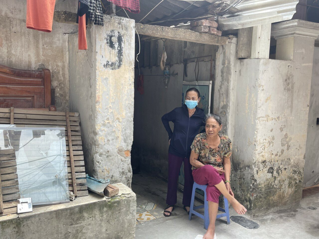 Để giảm bớt sự oi bức trong những căn phòng trọ nóng nực, người dân xóm chạy tìm những nơi có bóng râm để ngồi.