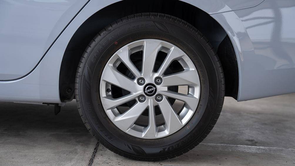 Xe được trang bị hệ thống kiểm soát áp suất lốp, hỗ trợ đèn pha tự động, cảnh báo chệch làn và gói công nghệ Nissan 360 Safety Shield