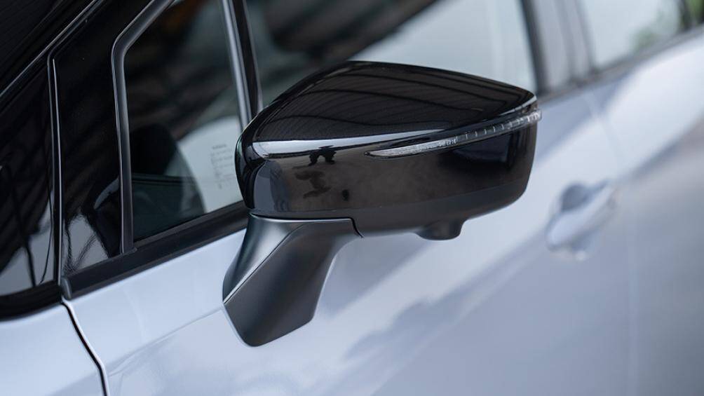 Trong điều kiện thiếu sáng, màu sơn này có ánh tím nhiều hơn. Còn khi đủ sáng thì màu này lại chuyển sang xanh dương nhiều hơn