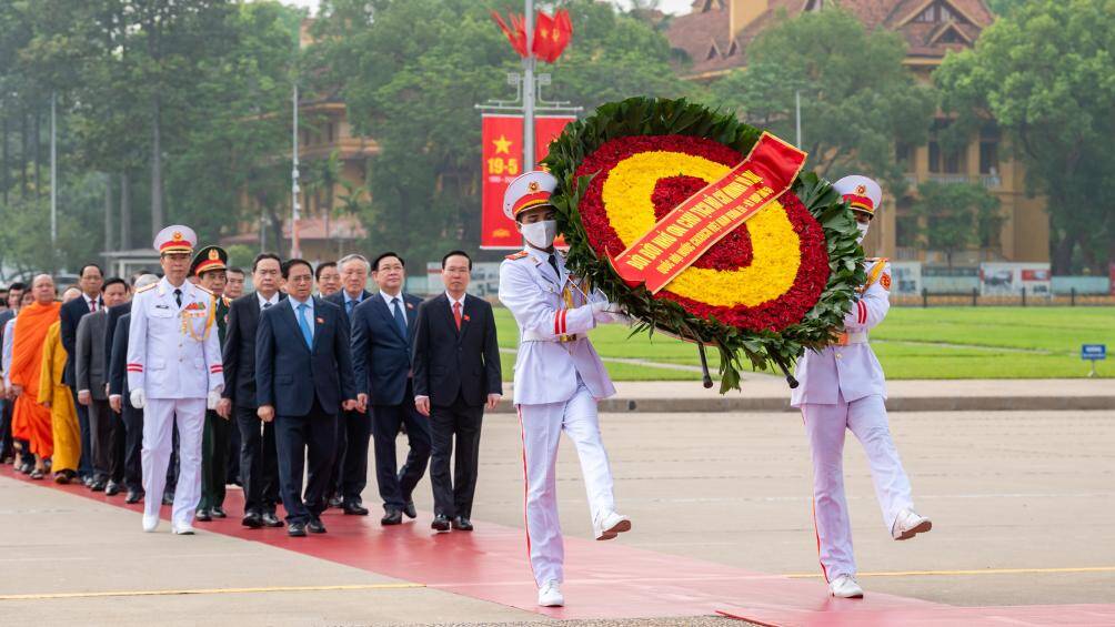 Vòng hoa của Đoàn mang dòng chữ: "Đời đời nhớ ơn Chủ tịch Hồ Chí Minh vĩ đại".