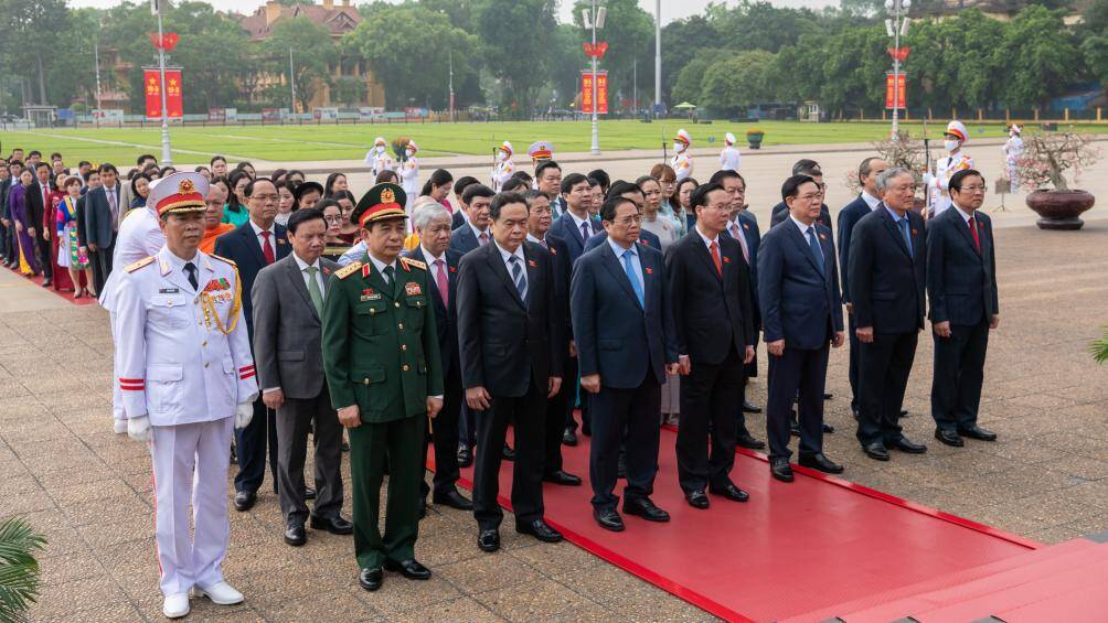Chủ tịch Nước Võ Văn Thưởng, Thủ tướng Chính phủ Phạm Minh Chính, Chủ tịch Quốc hội Vương Đình Huệ cùng các đại biểu vào Lăng viếng Chủ tịch Hồ Chí Minh