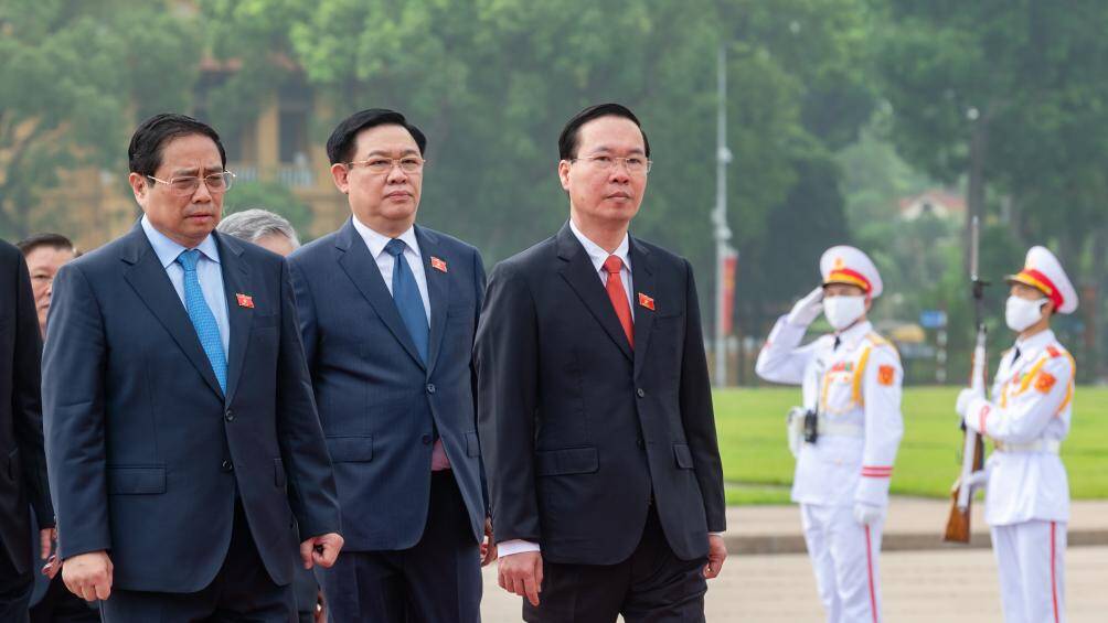 Sáng 22/5, tại Hà Nội, các đại biểu dự Kỳ họp thứ 5, Quốc hội khóa XV đến đặt vòng hoa và vào Lăng viếng Chủ tịch Hồ Chí Minh.