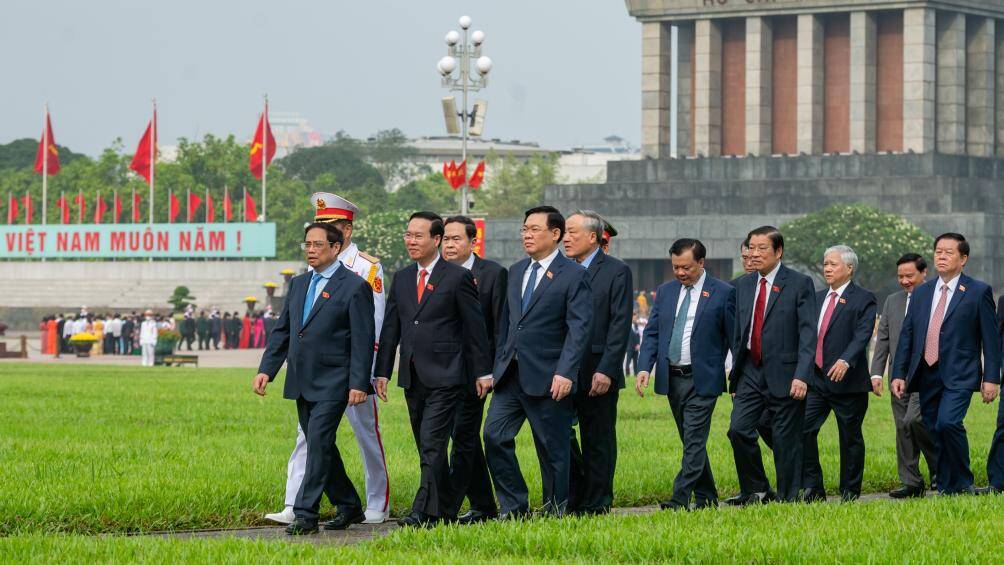 Cũng tại kỳ họp này, Quốc hội sẽ xem xét, cho ý kiến 9 dự án Luật, gồm: Luật Đất đai (sửa đổi); Luật Kinh doanh bất động sản (sửa đổi); Luật Nhà ở (sửa đổi); Luật Tài nguyên nước (sửa đổi); Luật Viễn thông (sửa đổi); Luật Quản lý, bảo vệ công trình quốc phòng và khu quân sự; Luật Căn cước công dân (sửa đổi); Luật Các tổ chức tín dụng (sửa đổi); Luật Lực lượng tham gia bảo vệ an ninh, trật tự ở cơ sở.