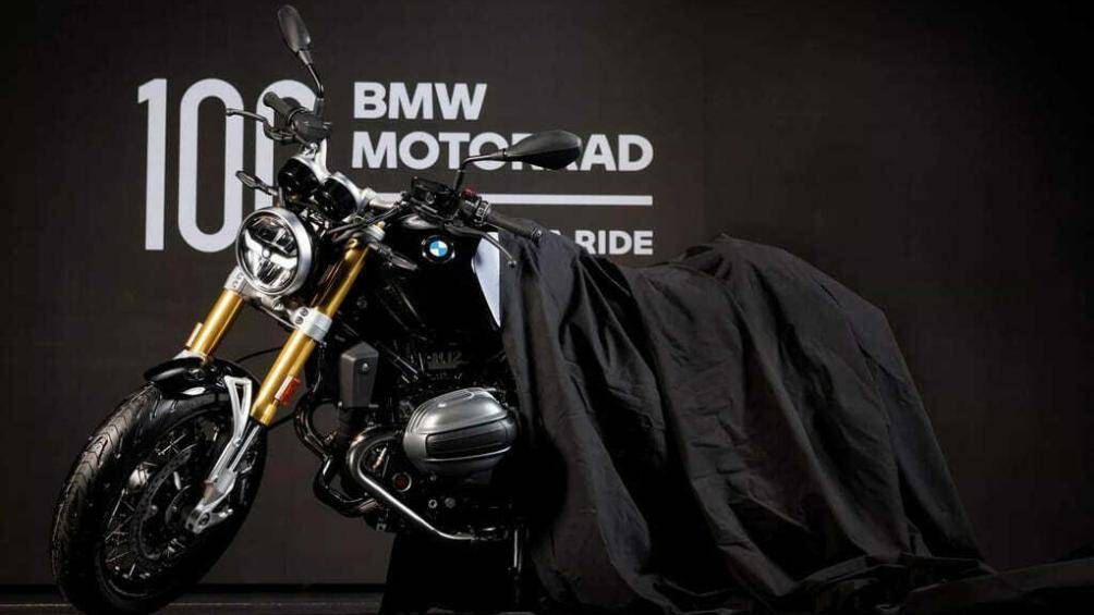 Trong khi đó, thiết kế đồng hồ analog/LCD tròn kép vẫn được giữ lại và được bổ sung thêm logo BMW đi kèm dòng chữ R12 nổi bật