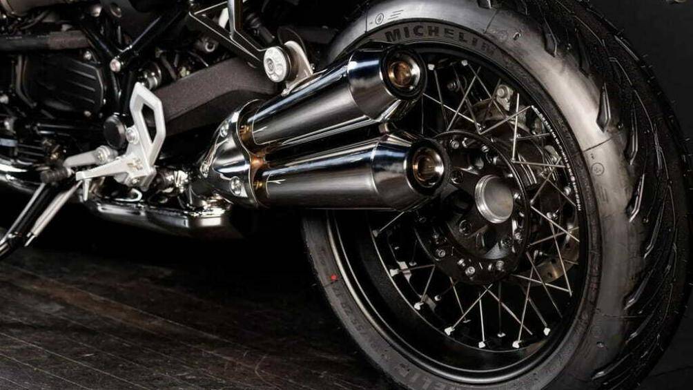 Toàn bộ bánh trước và sau của BMW R 12 NineT đều được bọc bên ngoài bộ lốp Michelin Road 5. Dự kiến, BMW sẽ công bố cụ thể các thông số kỹ thuật và giá bán vào cuối năm 2023