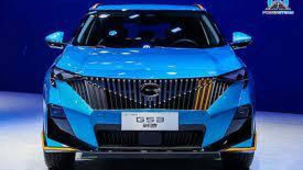 Cản trước của xe có nhiều đường cắt xẻ và tích hợp hốc gió trung tâm hình chữ nhật