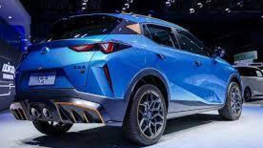 Tiếp đến là 2 đầu ống xả giả dưới cản sau và cánh gió mui được chia đôi bằng đèn phanh trên cao, theo phong cách xe đua Công thức 1