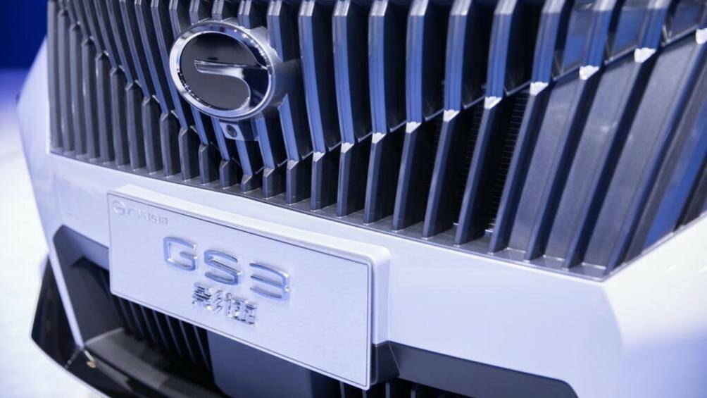 Mẫu SUV này được trang bị lưới tản nhiệt cỡ lớn với những nan nằm dọc sơn màu đen, nối liền đèn LED định vị ban ngày hình chữ "L" hai bên