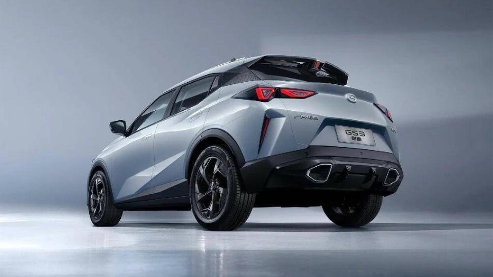 Đằng sau GAC GS3 2023 xuất hiện đèn hậu với tạo hình 2 tam giác bên trong. Ở hai góc đuôi xe còn có thêm dải đèn nằm dọc khá lớn