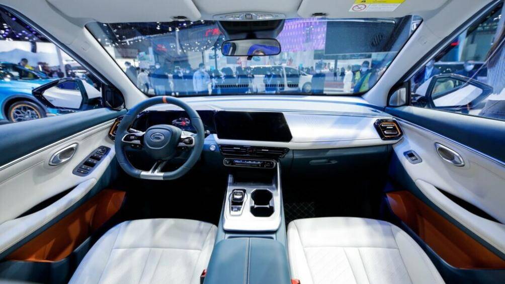 Điểm nhấn nội thất của GAC GS3 2023 nằm ở vô lăng vát đáy thể thao, bảng đồng hồ kỹ thuật và màn hình cảm ứng trung tâm cỡ lớn, đặt nổi trên mặt táp-lô