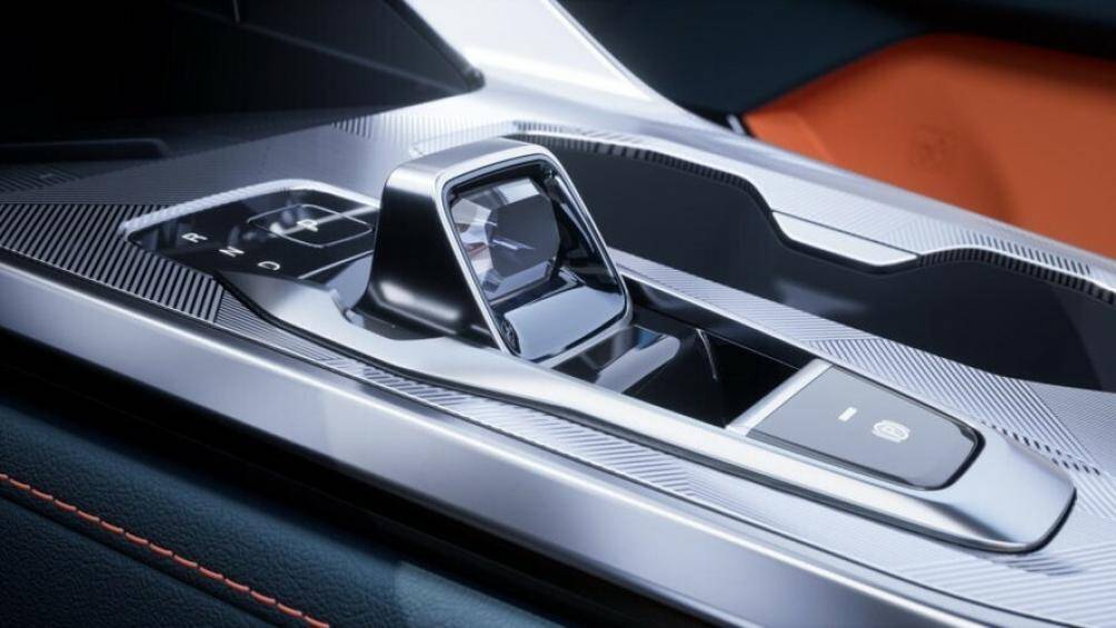 Trên cụm điều khiển trung tâm của xe còn có cần số pha lê ngắn và phanh tay điện tử, tạo cảm giác gọn gàng