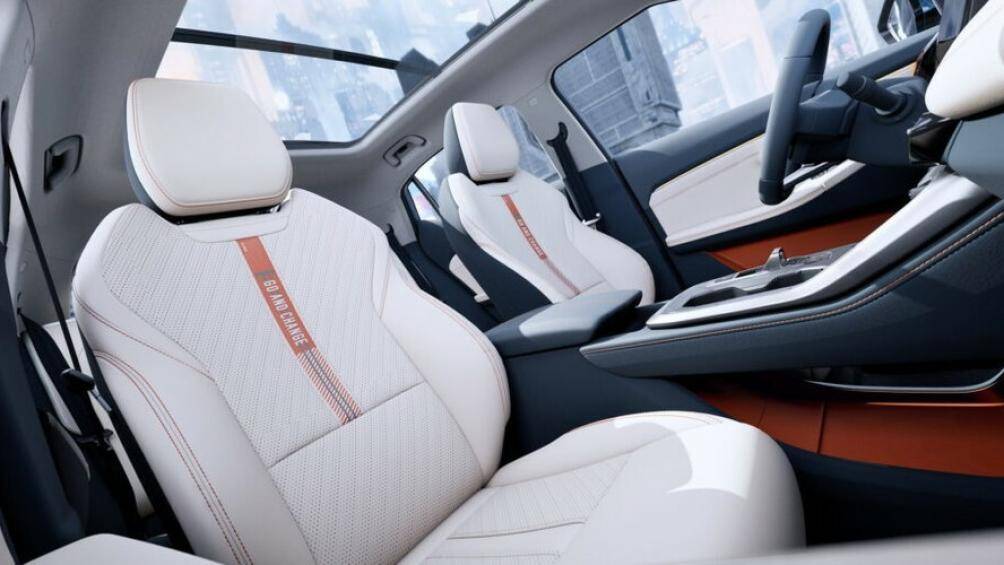 Mẫu xe này còn sở hữu cửa sổ trời toàn cảnh Panorama tiêu chuẩn, hệ thống đèn viền 32 màu, sạc điện thoại không dây và khoang hành lý có thể tích 342 lít