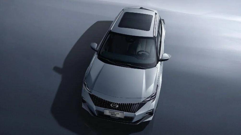 Các cột của xe đều được sơn màu đen, tạo hiệu ứng nóc trôi nổi. Thêm vào đó là bộ vành hợp kim 19 inch với thiết kế đa chấu sơn màu đen