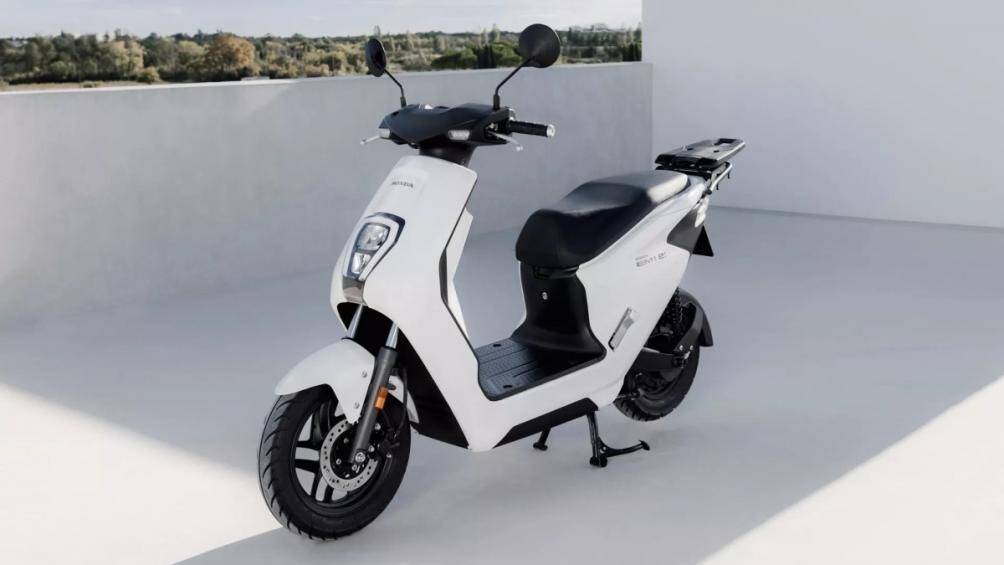 “EM” là viết tắt của “Electric Mobility” (xe máy điện). Hậu tố “e:” đang được hãng xe Nhật Bản sử dụng trên toàn bộ dải sản phẩm EV của mình