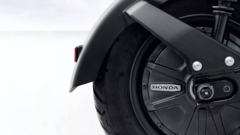 Về trang bị, xe tay ga điện Honda EM1 E: scooter đi kèm phanh đĩa trước. Phía sau là phanh tang trống. Điều khiển hệ thống phanh bằng CBS. Xe nặng 95kg