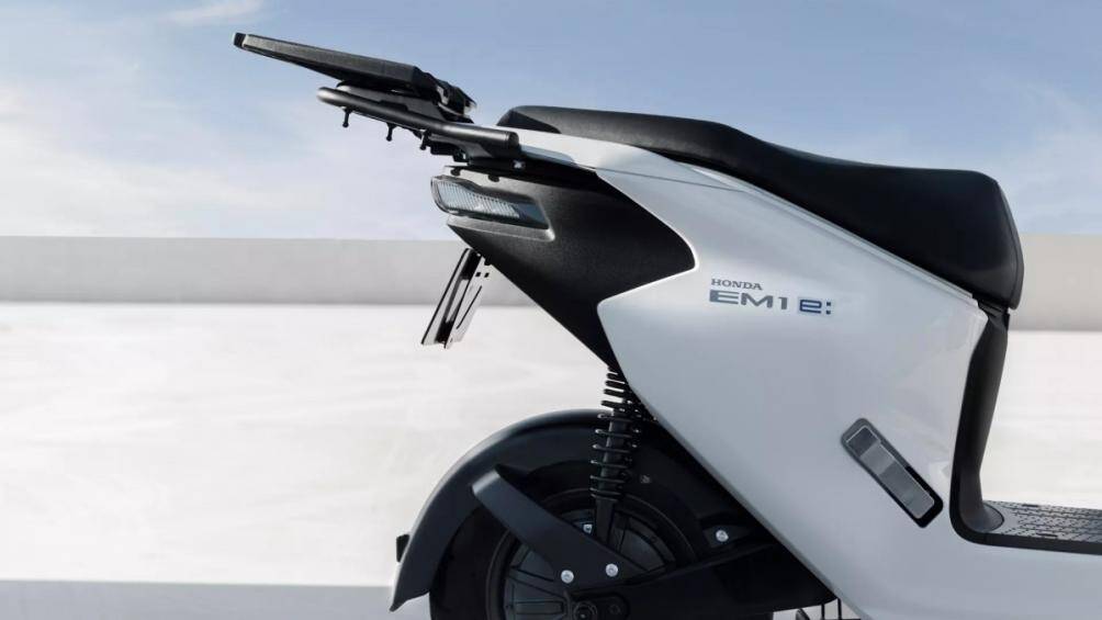 Honda chưa tiết lộ giá cho EM1 e:, nhưng có khả năng nó sẽ tương đương với mức giá 3.3350 GBP (97 triệu đồng) của chiếc Yamaha Neo