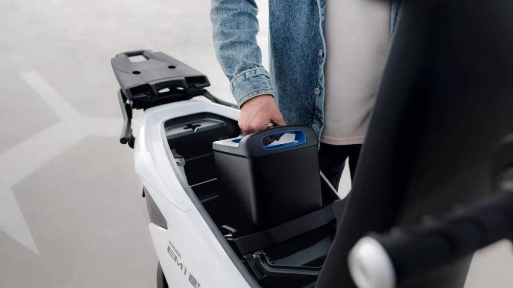 Động cơ một bánh của chiếc xe máy điện Honda tạo ra công suất nhỏ 2,3 mã lực hoặc 1,2 mã lực ở chế độ Econ. Tốc độ tối đa được giới hạn chỉ 45 km/h