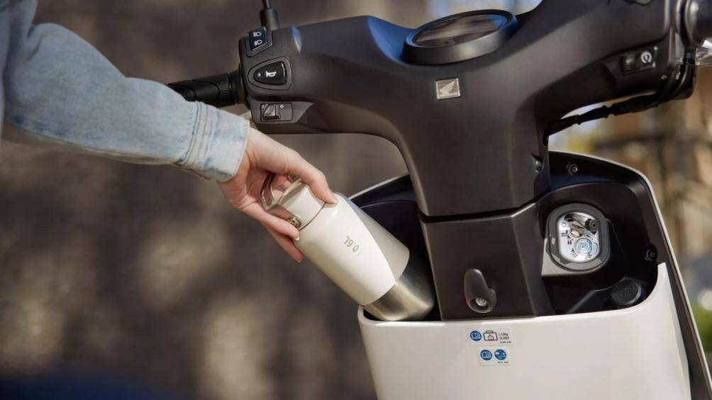 Sẽ có một khoang hành lý 3,3 lít cho các vật dụng nhỏ. Xe cũng có hộc chứa đồ phía trước có thể dễ dàng đặt vừa một chai nước 500mm