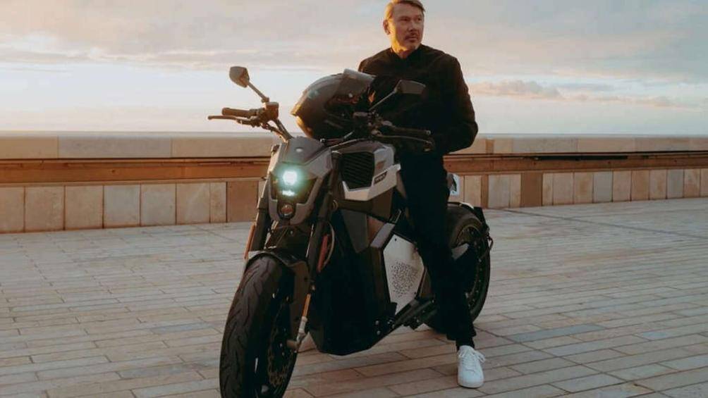 Được sản xuất với số lượng giới hạn chỉ 100 chiếc, siêu xe mô tô điện Verge Mika Hakkinen Signature có giá 80.000 Euro (2,036 tỷ đồng)