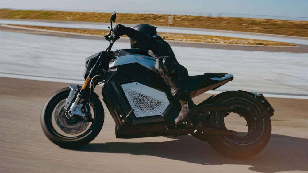 Xe chỉ có một tùy chọn màu sắc với hai tông màu xám đậm và bạc, nhiều chi tiết được làm bằng sợi carbon cùng một tấm bảng mang chữ ký Mika Hakkinen