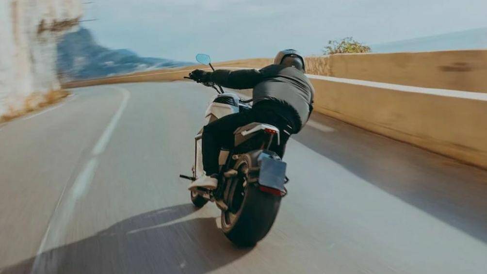 Công suất đầu ra cho động cơ vành được tuyên bố là 136,4 mã lực với mô-men xoắn 1000Nm, cho phép Verge Mika Hakkinen đạt tốc độ tối đa 200km/h