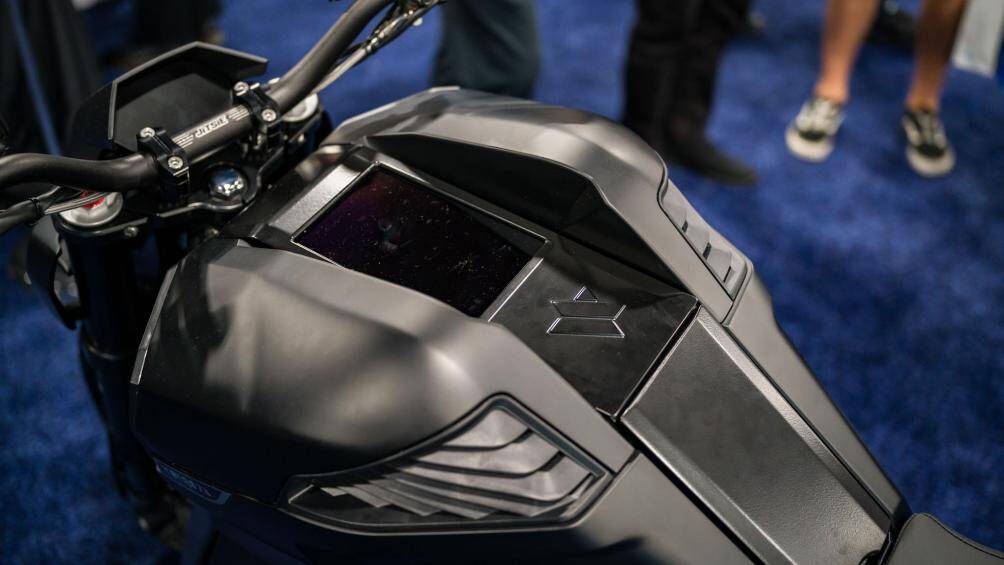 Nằm ngay trên “bình xăng” là 1 màn hình cảm ứng kích thước lớn