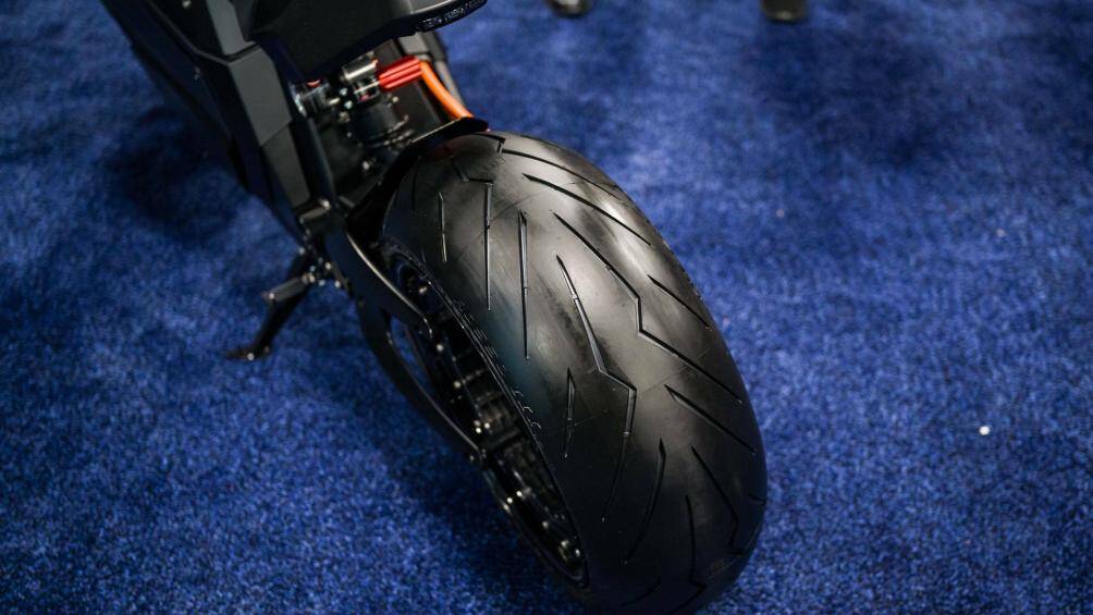 Không có thông số kỹ thuật cụ thể cho bộ pin hoặc động cơ được cung cấp nhưng Verge cho biết chiếc mô tô điện này có phạm vi hoạt động lên tới 350km