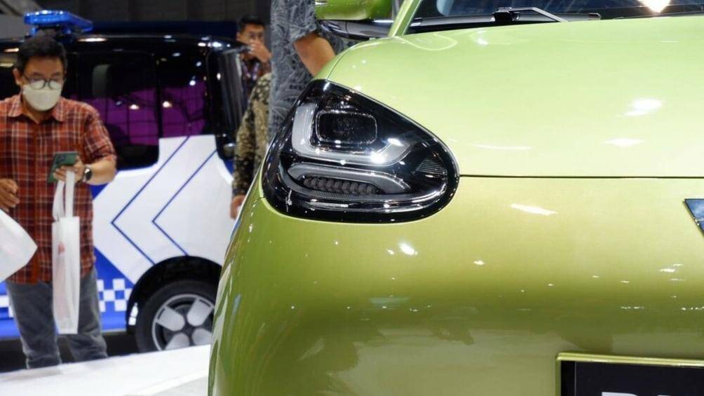 Ngoài ra, bản cao cấp còn có hệ điều hành LING OS, chìa khóa thông minh, khởi động máy từ xa, hệ thống tự động đỗ xe...