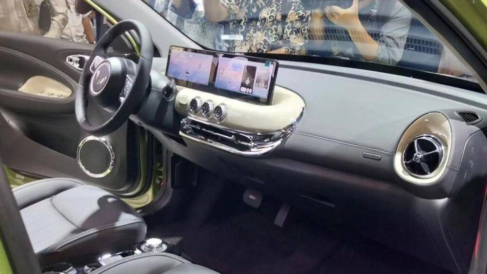 Xe có những trang bị đáng chú ý như: vô lăng 2 chấu, tích hợp phím chức năng, bảng đồng hồ kỹ thuật số nối liền với màn hình thông tin giải trí 10,25 inch