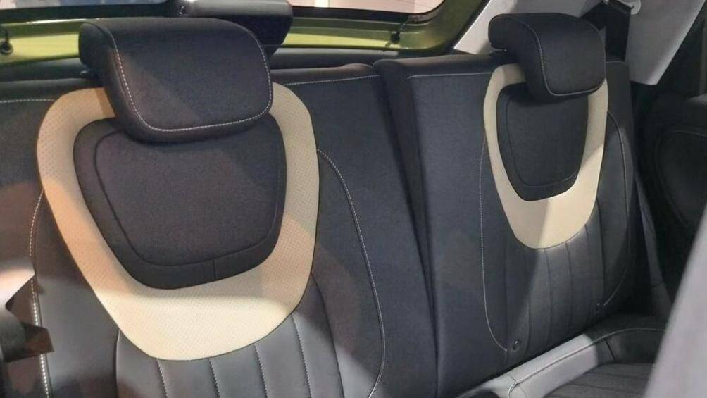 Bên trong mẫu xe điện này là không gian nội thất 4 chỗ ngồi và có cả khoang hành lý