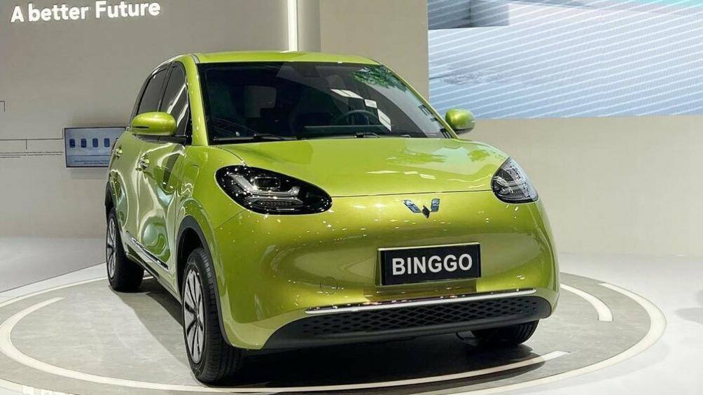 Xung quanh xe còn có nhiều chi tiết màu bạc như nẹp trên cản trước/sau, nẹp trên cửa và logo của thương hiệu Wuling