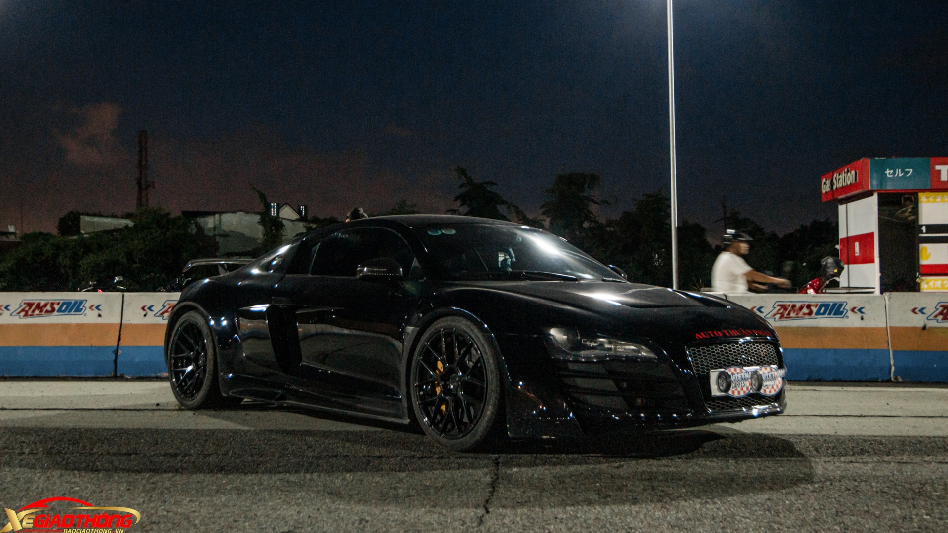 Chiếc Audi R8 đời 2008 xuất hiện trong một buổi tập drift (điều khiển xe trượt bánh sau ở tốc độ cao) vừa được CLB Vietnam Drift Club tổ chức. Điểm tạo nên sự độc nhất cho chiếc R8 này là gói nâng cấp bodykit của Prior Design - hãng độ danh tiếng đến từ Đức