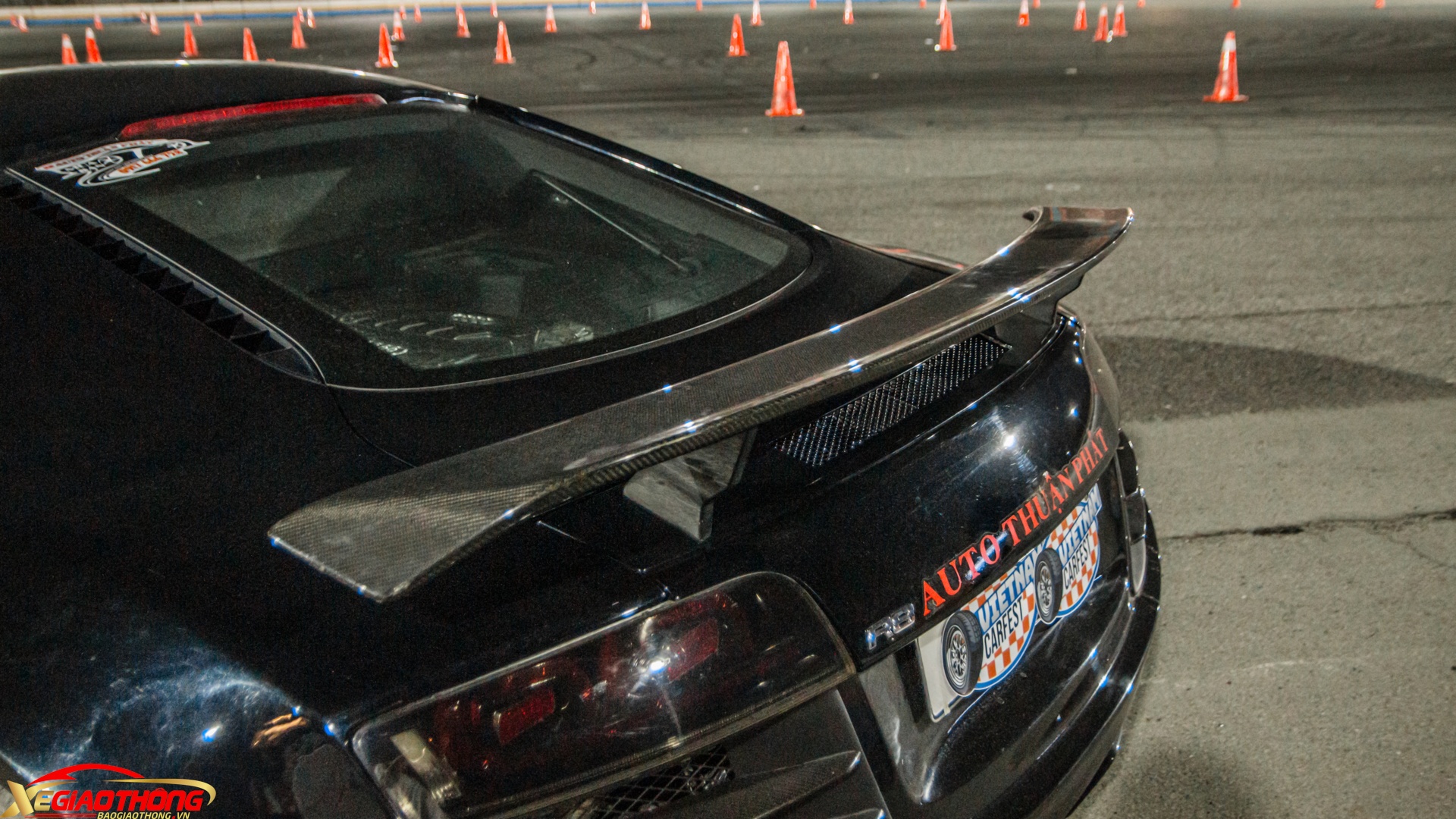 Một cánh gió cỡ lớn bằng sợi carbon được lắp ở phía đuôi xe, tăng vẻ hầm hố cùng lực ép xuống mặt đường khi di chuyển ở tốc độ cao. Các chi tiết khác như nắp bình xăng, tay nắm cửa, ốp gương chiếu hậu và các hốc gió đều được ốp hoặc thay thế bằng loại làm từ sợi carbon