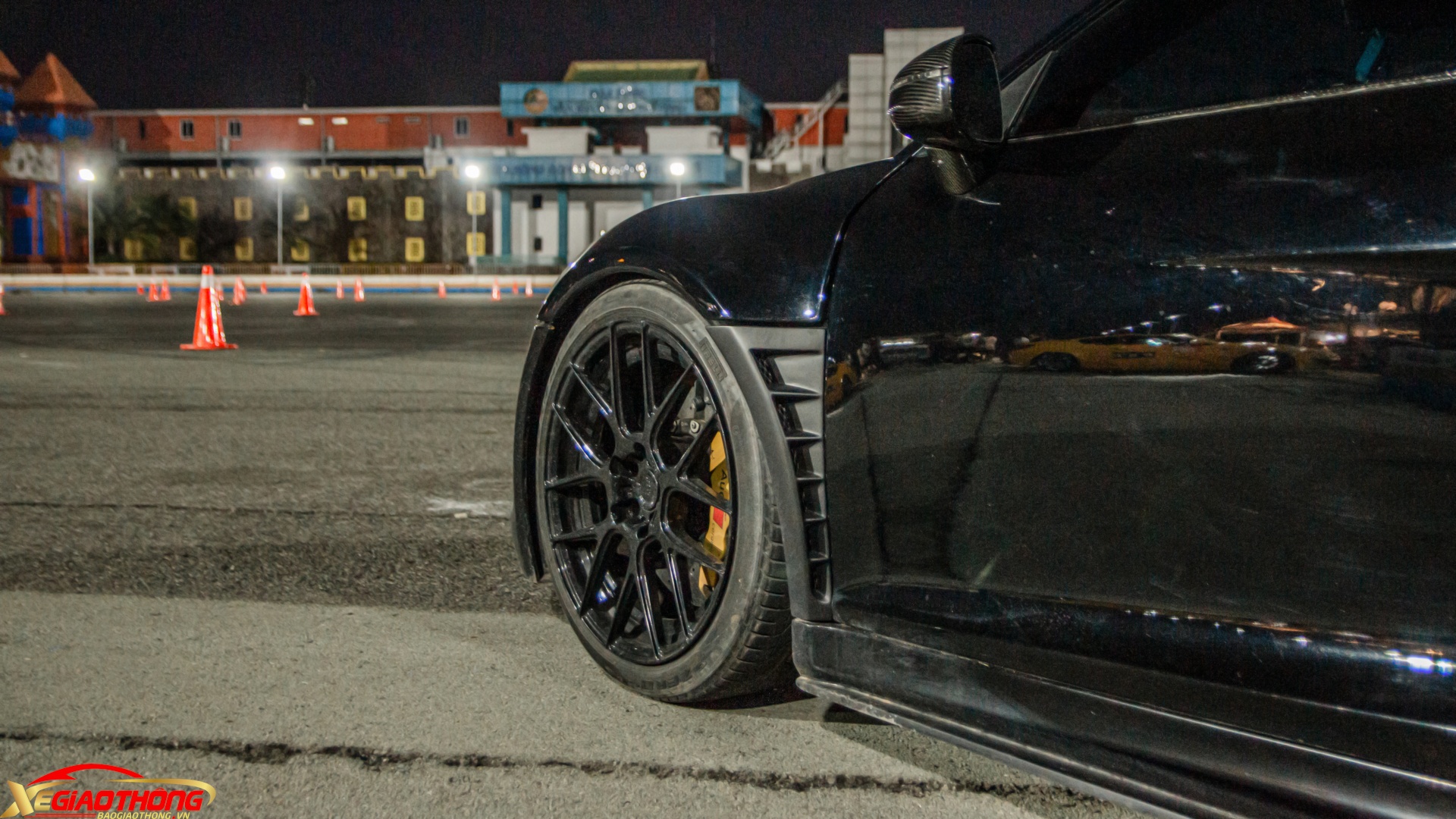 Khoang nội thất của xe được bọc lại bằng chất liệu Alcantara cao cấp