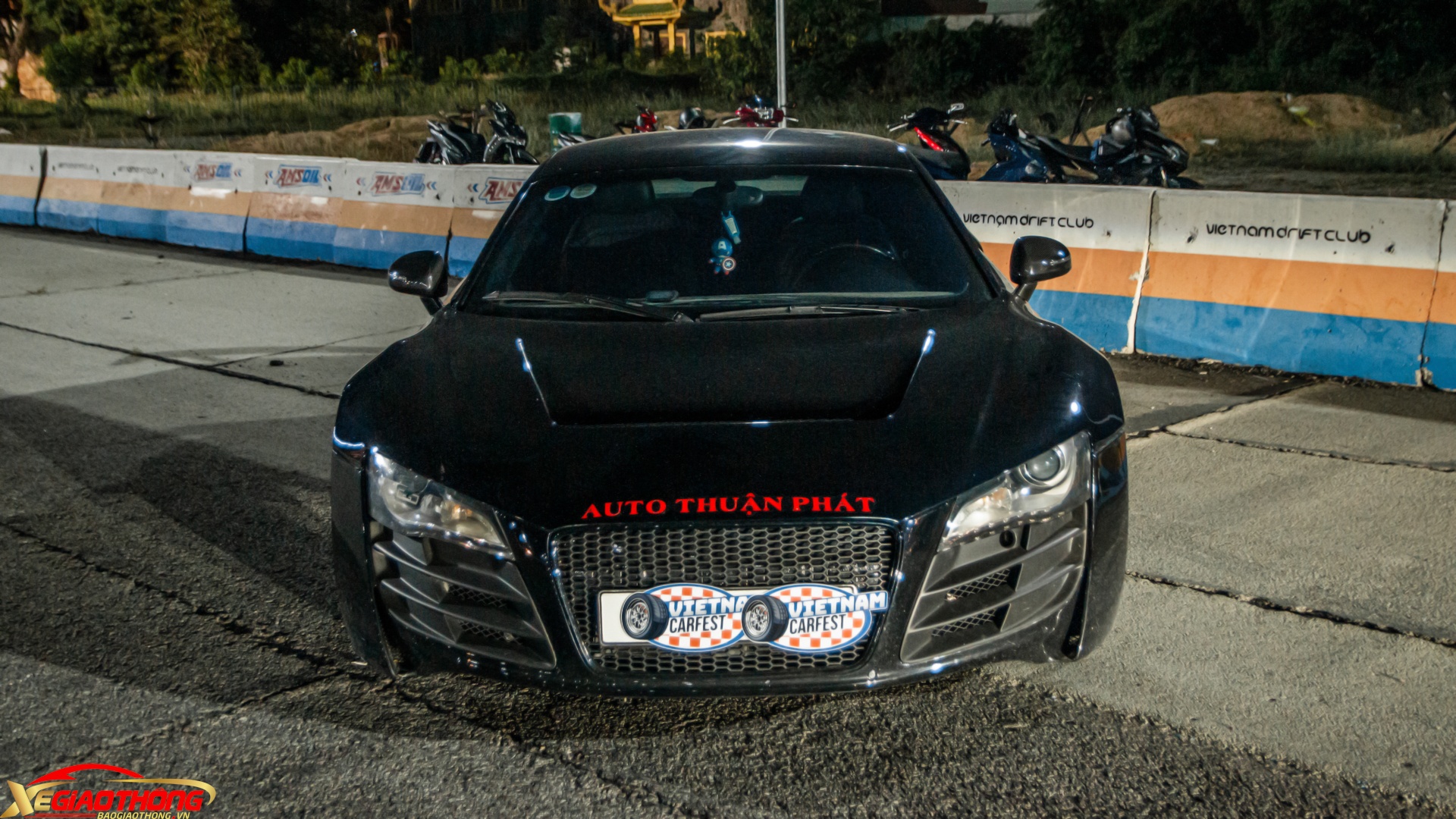 Phần đầu khác biệt lớn so với nguyên bản nhờ cản trước thiết kế lại hầm hố hơn. Nắp capo xuất hiện những đường gân dập nổi cùng một rãnh khoét sâu. Cụm đèn pha xenon kết hợp dải LED ban ngày ở sát phần viền dưới. Đèn báo rẽ vẫn là loại halogen