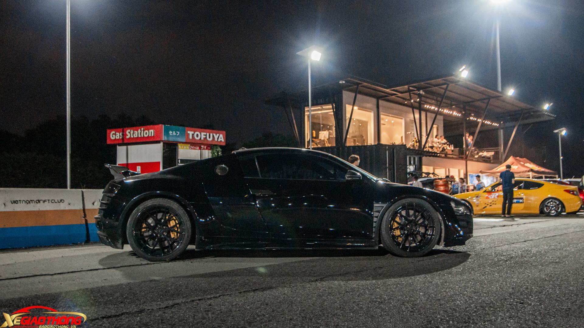 Thân xe cũng xuất hiện nhiều chi tiết của gói độ Prior Design như gương chiếu hậu cùng nắp bình xăng làm từ chất liệu carbon. Vòm bánh có khe khuếch tán gió, líp hông xe rộng hơn so với nguyên bản. Gầm được hạ xuống thấp kết hợp với phần thân mở rộng hơn rõ rệt, mang lại vẻ hầm hố, thể thao cho chiếc xe