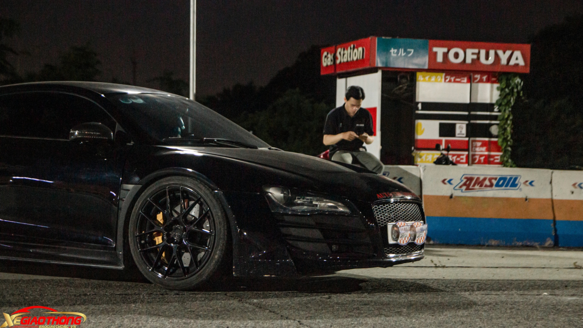 Nguyên bản xe có màu vàng và đã được chủ nhân hiện tại đổi sang ngoại thất đen bóng