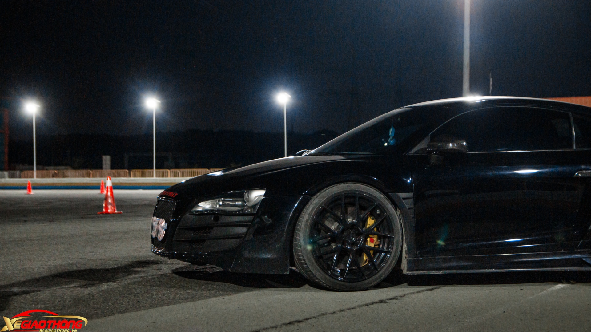 Điểm nhấn ở bên trong cabin là những chi tiết bằng nhôm và carbon như cần số, ốp bệ tì tay trung tâm, ốp cửa, lẫy chuyển số… Vô lăng nguyên bản đã được thay bằng mẫu vô lăng carbon của phiên bản R8 GT. Ghế ngồi thể thao bọc da cao cấp cũng được "thửa" từ mẫu R8 GT