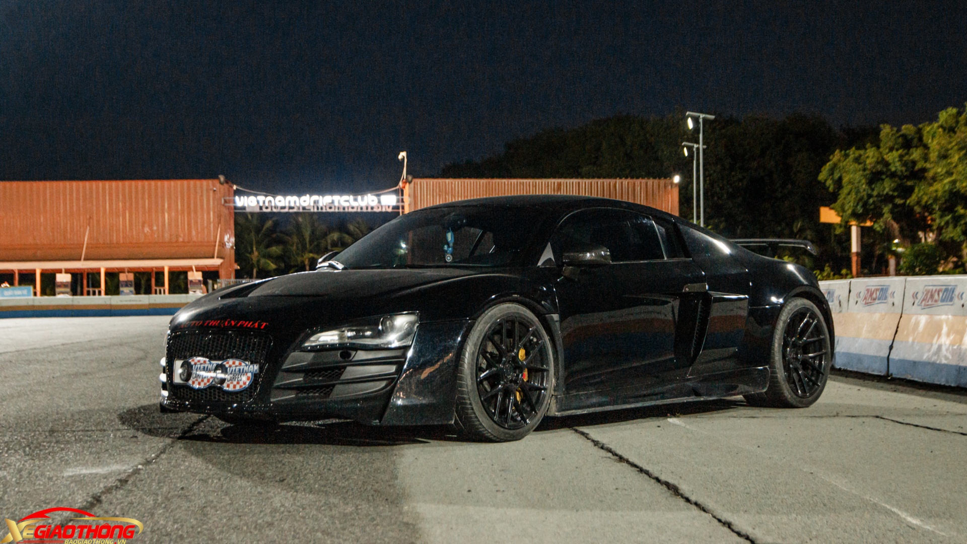 Được biết, chỉ riêng gói độ Prior Design cho chiếc Audi R8 này đã có giá trị lên tới 30.000 USD (khoảng 705 triệu đồng) tại thị trường nước ngoài