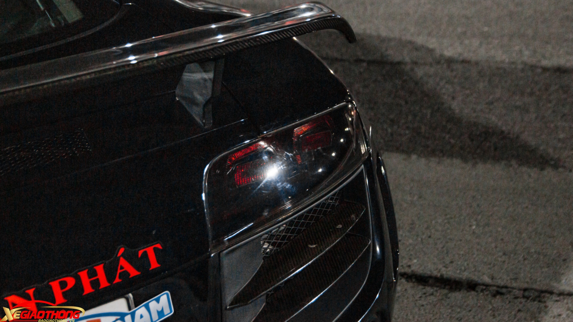 Nắp khoang động cơ sau bằng kính nguyên bản cũng đã được thay bằng nắp máy plastic để giảm khối lượng cho xe, cũng như mang lại khả năng tản nhiệt hiệu quả hơn cho động cơ