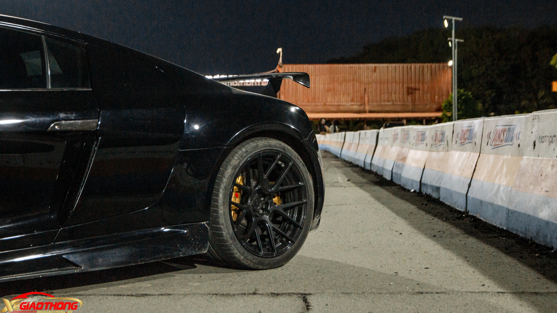 Xe sở hữu bộ la-zăng độ 7 chấu kép 19 inch mang màu đen bóng của hãng ADV.1, đi kèm bộ phanh gốm carbon hiệu suất cao với ốp màu vàng đồng bắt mắt. Cùng đó là bộ lốp Pirelli P Zero 255/35 phía trước và 305/30 phía sau