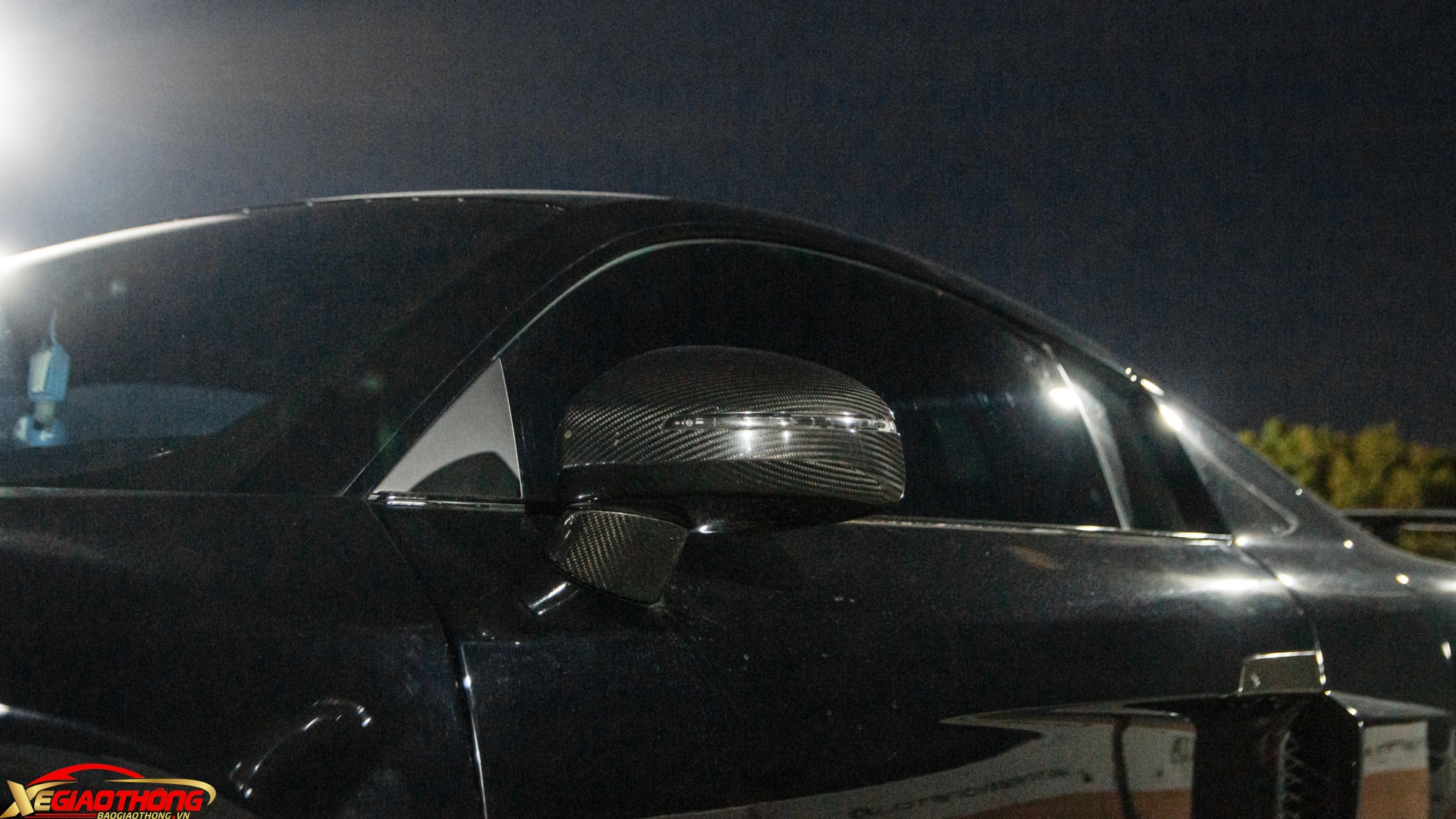 Theo tìm hiểu, chiếc Audi R8 này là một trong những mẫu xe sang hiệu năng cao đầu tiên cập bến Việt Nam, đồng thời khởi đầu cho trào lưu chơi siêu xe của đại gia Việt từ đó đến nay