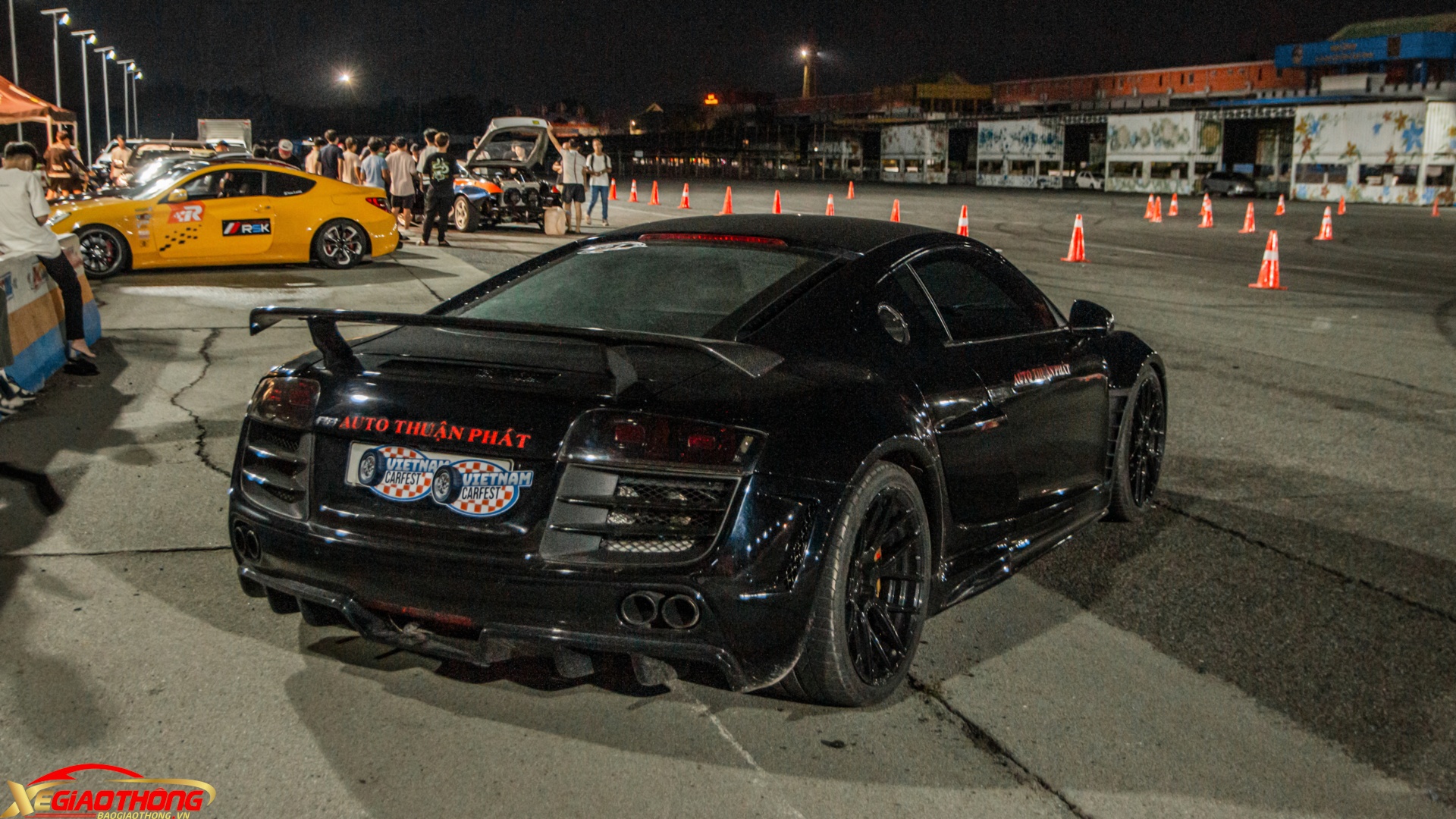 Audi R8 đời 2008 được trang bị động cơ V8 phun xăng trực tiếp FSI, dung tích 4.2L, sản sinh công suất tối đa 420 mã lực và mô-men xoắn cực đại 430Nm. Kết hợp với hệ dẫn động 4 bánh quattro, mẫu xe thể thao này chỉ mất 4,6 giây để tăng tốc từ 0-100km/h và có vận tốc tối đa chạm ngưỡng 301km/h